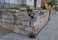 Зидът се руши а по него се катерят децаОбщинският съветник