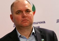 Служебното правителство само си измисля кризите а след това се