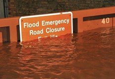 В Дънди и Единбург бяха затворени големи пътни артерии а