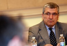 Вместо главния прокурор да си носи позора на перверзните му