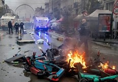 Десетки хулигани запалиха факли чупиха витрини на магазини и замеряха