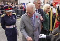 Задържан е мъж скандирал лозунгиЯйца полетяха към британския крал по