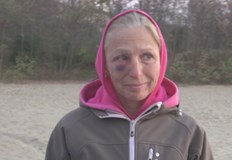 Кучетата изскочиха от една кола а тяхната собственичка стоя вътре и