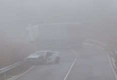 Движението бе спряно поради разтоварване на катастрофирал камион натоварен с