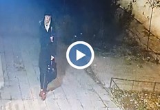 Охранителна камера засне жена да краде настолен пепелникОт кадрите се