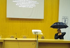 Чадър на закрито се наложи да разпъне авторът на филма