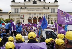 Протестиращите заплашиха че ако минималната заплата не бъде увеличена на