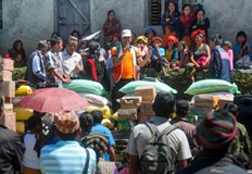 Земетресението накара местните хора да избягат от домовете сиЗемен трус