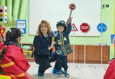 Полицаите припомниха на децата нагледно основните правила за движение по