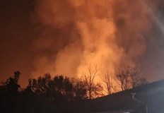 В двора на оръжейния завод Арсенал горяли стърнища сухи треви