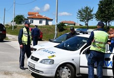 Момчето взело ключовете за автомобила на баща си извадило колата