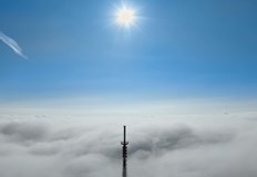 Слънце огрява върха на телевизионната кула Над мъглата Русе Това гласи текстът