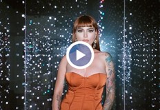 Певицата се снима върху монумента на Трите поколенияПевицата Рут Колева