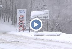 На места снежната покривка достига над 20 сантиметра Ограничена видимост