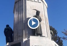 Злосторниците са изтръгнали металния щик на една от войнишките фигуриВандали