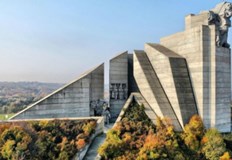 Паметникът е открит на 28 ноември 1981 година в чест