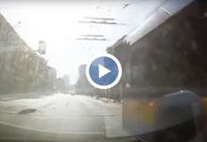 Тролеят минава необезпокоявано 11 секунди след като светофарът е светнал