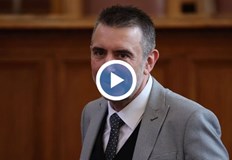 В момента нещата приличат по скоро на модерен театър с много