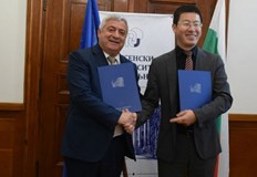 Акцент по време на срещата бе стипендиантска програма на компанията Хуауей