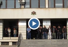 С вой на сирени включена светлинна сигнализация и едноминутно мълчание