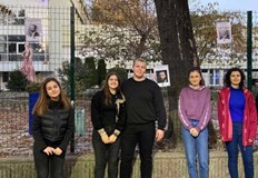 Всеки портрет има индивидуален QR код с информация за живота