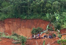 Рано вечерта полицейски пикапи извозваха телатаСвлачище в столицата на Камерун