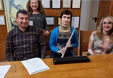 Новата флейта закупена от Япония е голяма радост за ученика