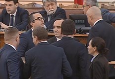 Цончо Ганев предизвика сериозен скандал в Народното събраниеСериозен скандал се