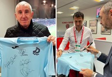 Те положиха своите автографи върху фланелка на ФК ДунавЦял футболен