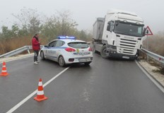 Причината е разтоварване на катастрофирал камион пълен с 25 тона