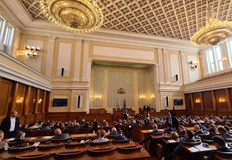 Министрите ще говорят за заплатите в здравеопазването и строителството на