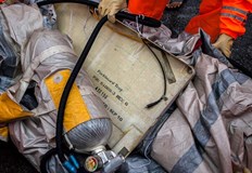 Загинал е и пилотът на гражданския хеликоптерДвама мъже пилот