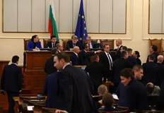 По време на дебатите се чуха нападки към служебното правителствоСлед