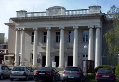 Знамената били с разрези по дължината си като две от