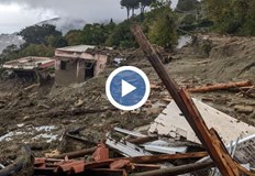 Спасителните екипи работят в много тежки условияОсем души загинаха под