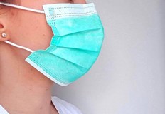 Изискването за носене на предпазни маски за лице в лечебните