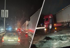Причината е аварирал ТИРЗадръстване от автомобили се образува на булевард
