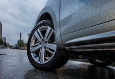 Според полицията 45 годишната шофьорка паркирала колата си на наклон и