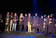 Дни преди премиерното представление всички места бяха разпродадениТвърде тесен се