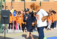 Първокласници се учат на основните правила които трябва да спазват за