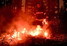 Пламъците заплашват съседни постройкиКъща гори до основи в град Крън