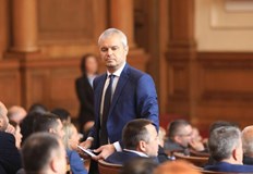 Костадинов определи като смешно твърдението – да вземаш пари от американците