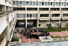 Протестиращите хвърлиха жълти стотинки пред входа на външно министерство като