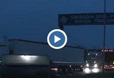 Колоните от тирове са в три посоки около граничния пунктНово