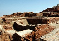 Наводненията ураганите циклоните и все по честите пожари оставят твърде голям