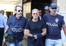 Полицаите са за държали 26 души и са иззели активи