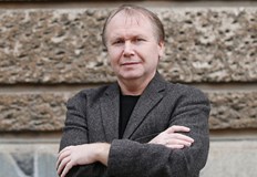 Има съмнение че жена атентатор сяда на пейка където се случва