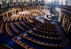 Сенаторът демократ от Аризона Марк Кели е увеличил вече значителната