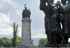 Върху паметниците които не могат да бъдат преместени веднага да