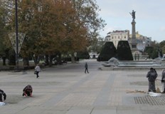 Седмица преди визитата на държавния глава на площада пред общината